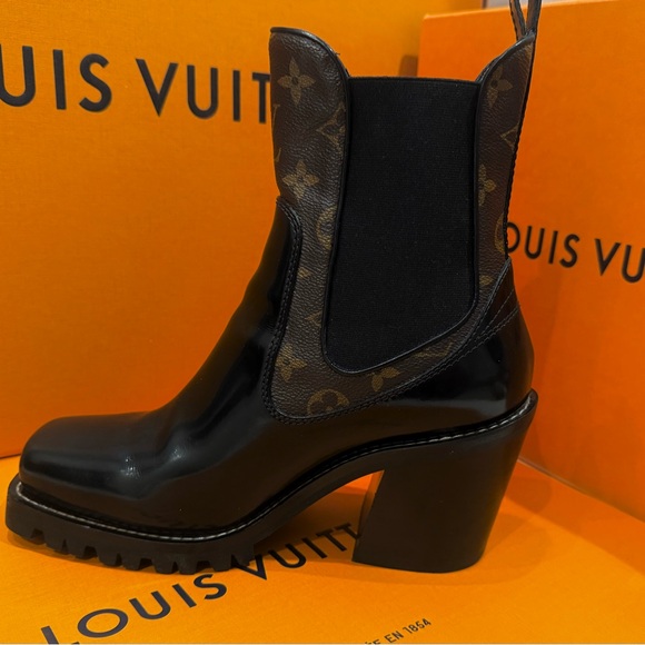 Louis Vuitton Star Trail Ankle Boot
New cond. dust bag & box
Runs small 8-8.5 - Picture 5 of 10